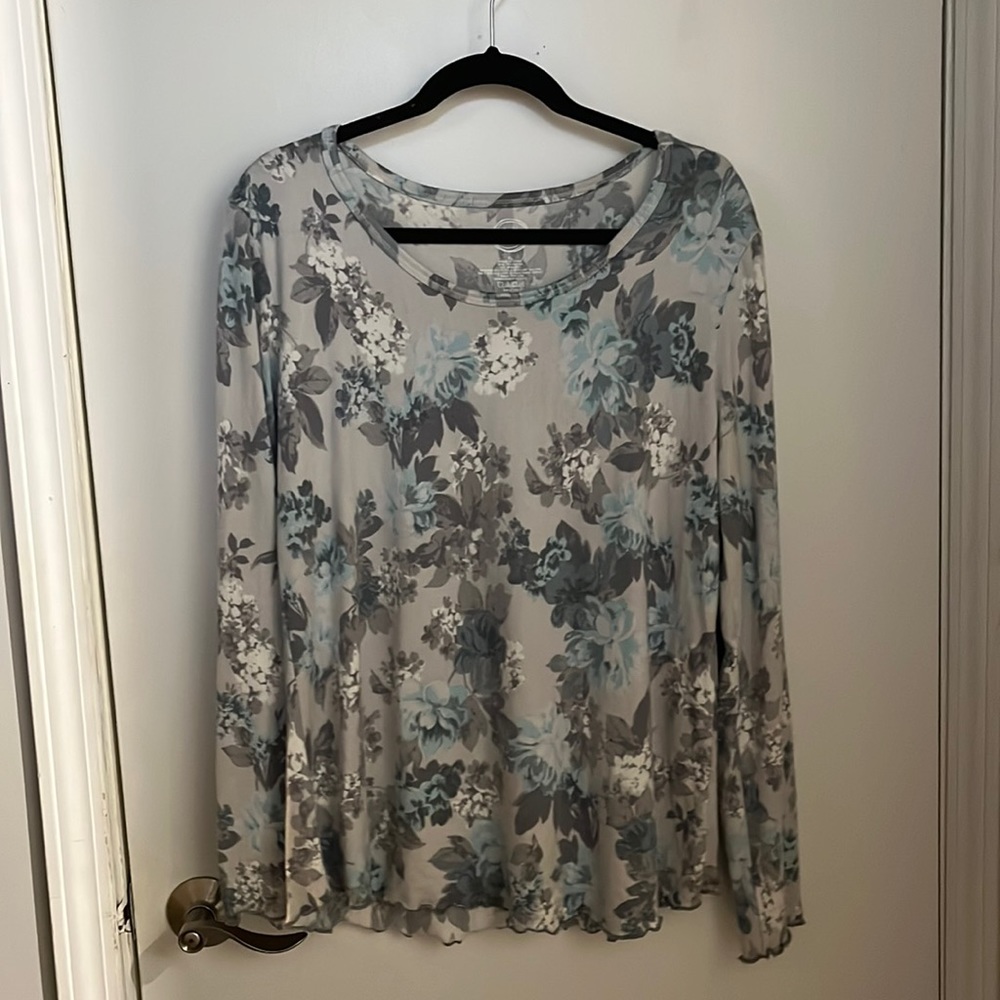 Super cute flow long sleeve Maurice’s soft shirt